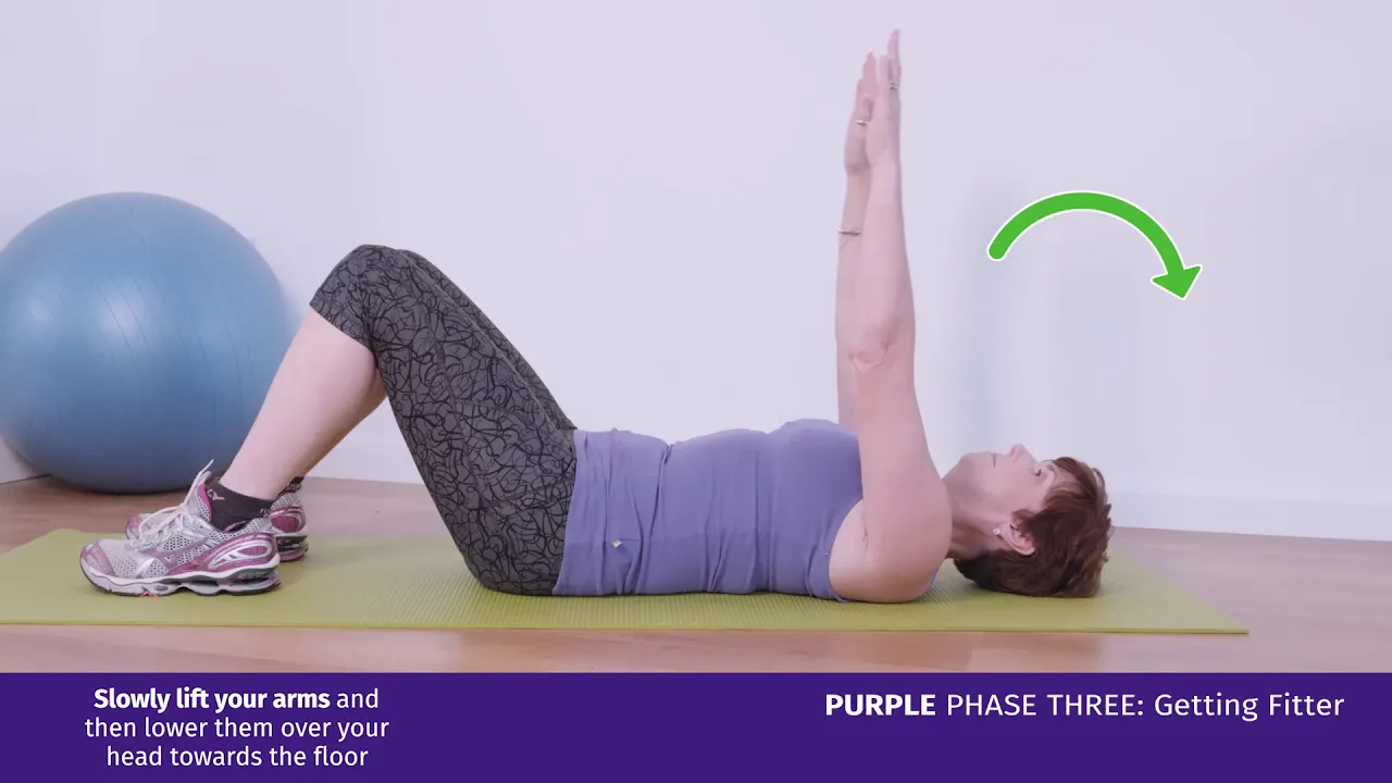 en kvinde, der laver en øvelse på gulvet