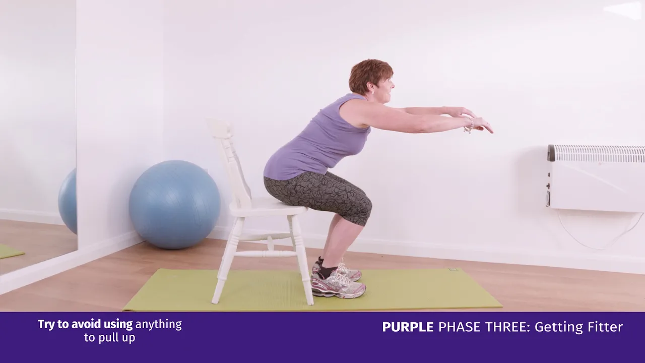 en kvinde, der laver en øvelse på en stol