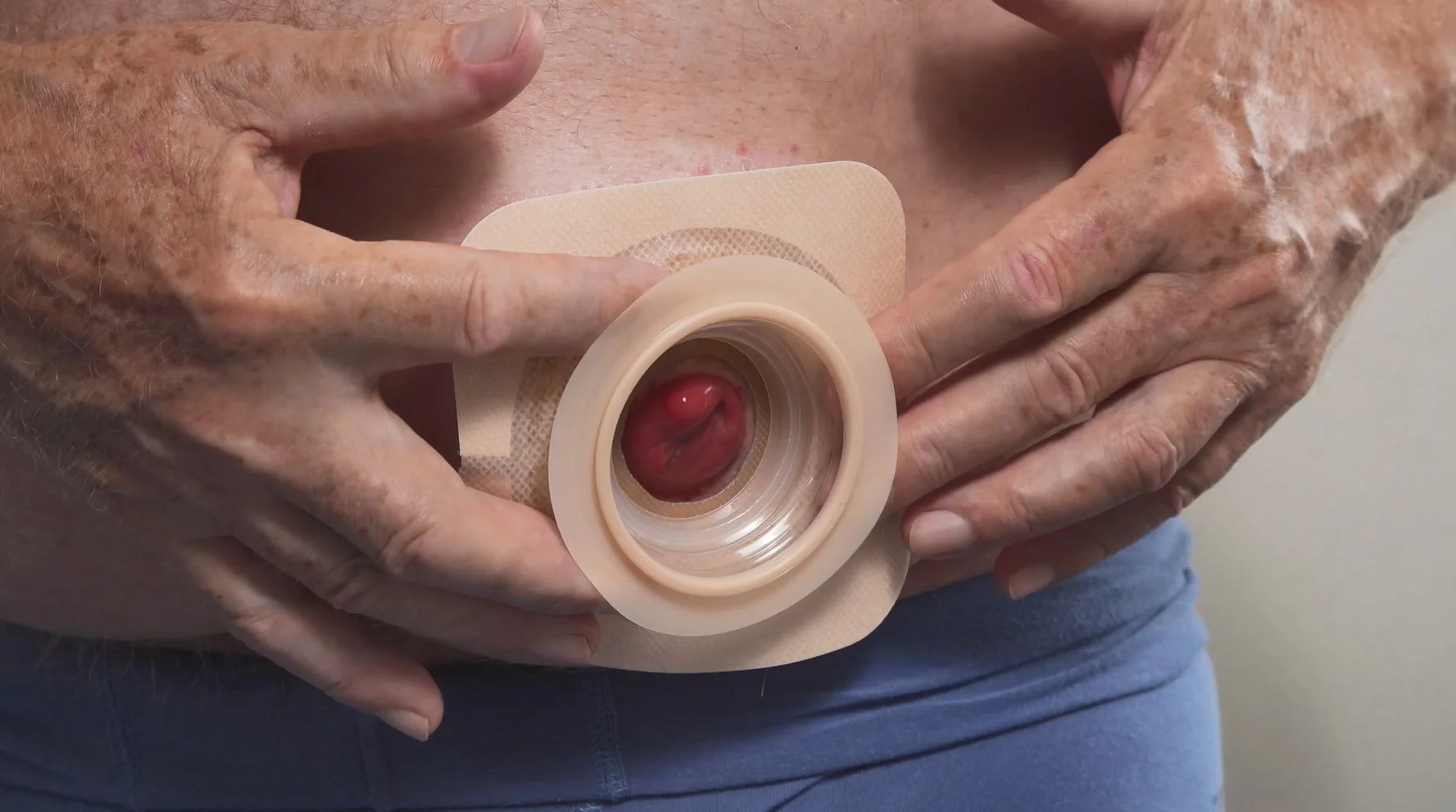 osoba držící plastový kelímek