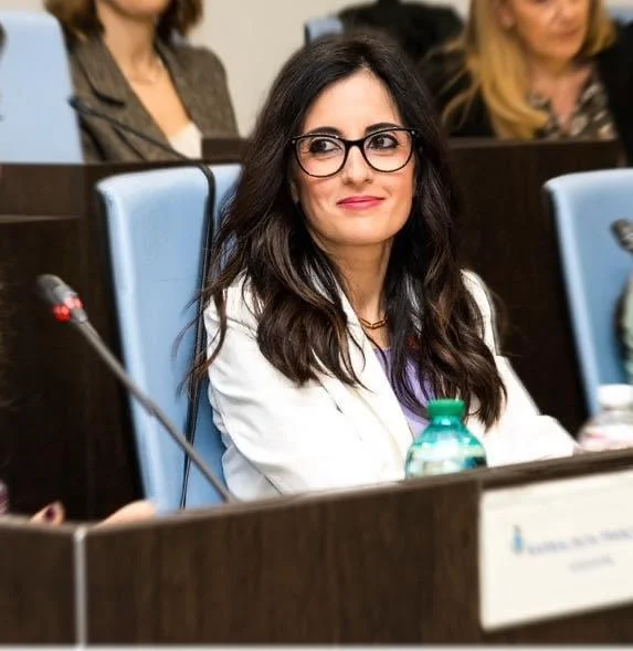 机に座っている人