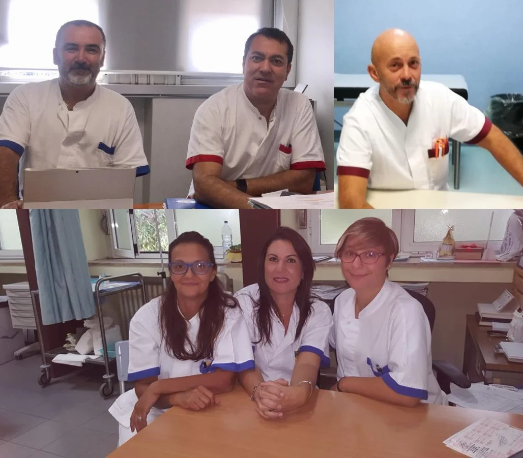 写真のポーズをとっている人々のグループ