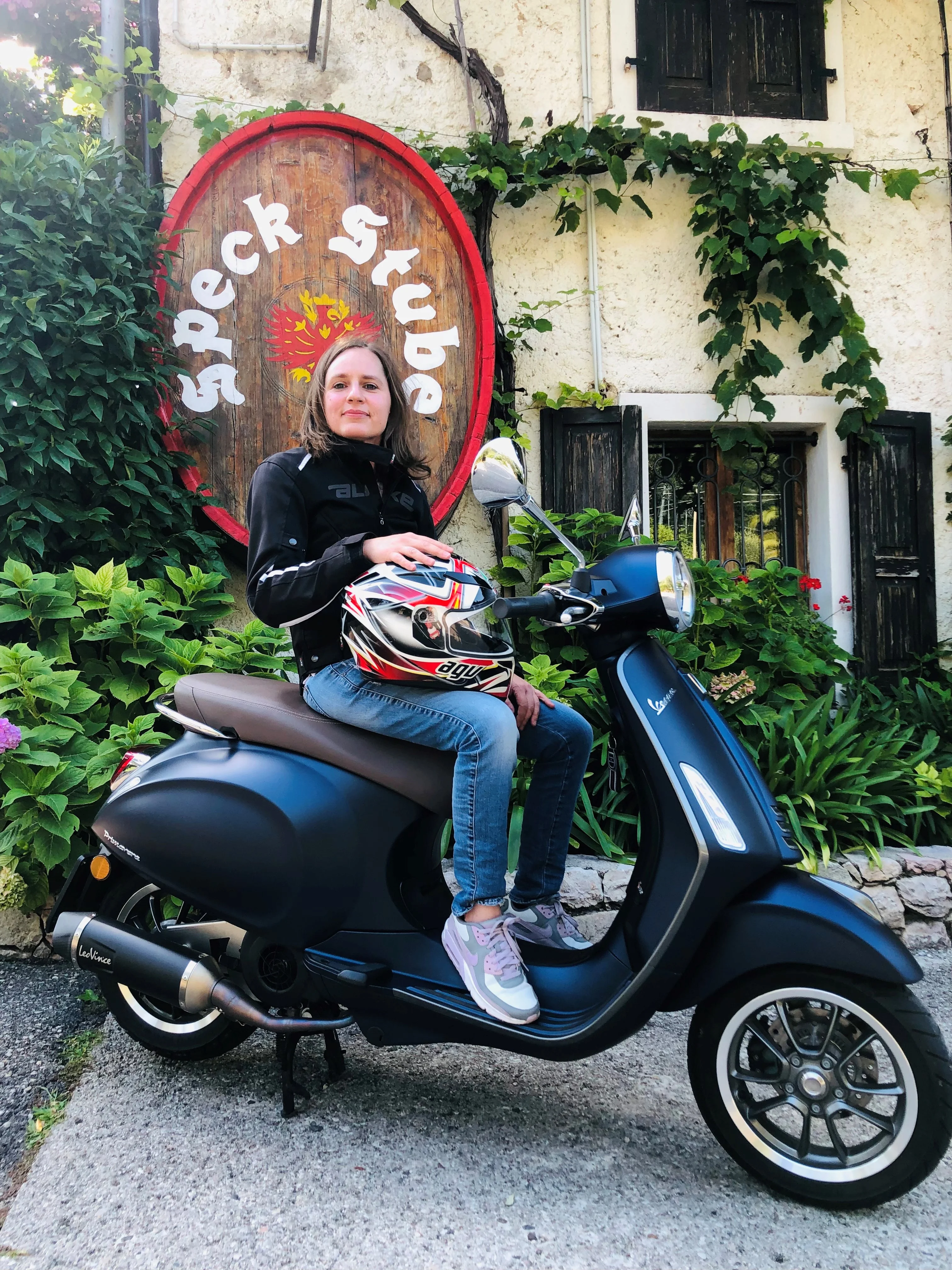 バイクに座っている女性