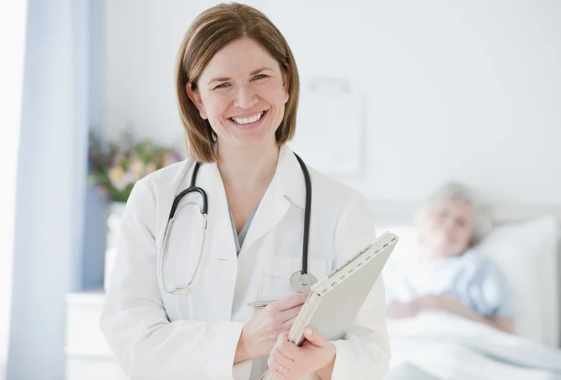 Ein Arzt hält ein Klemmbrett in der Hand