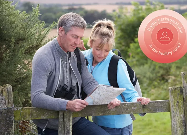 Ein Mann und Eine Frau, die auf eine Karte schauen
