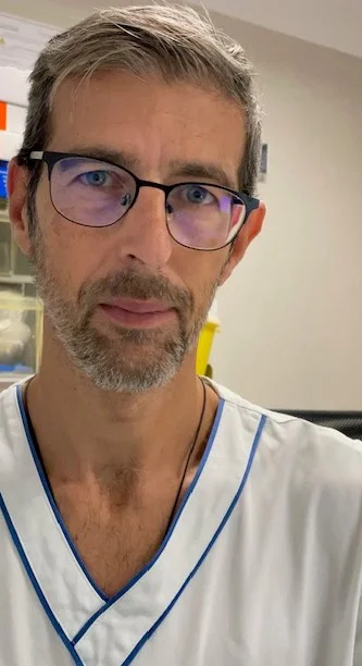 Un uomo che porta gli occhiali