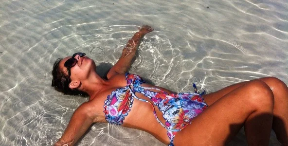 水の中で仰向けになっている人