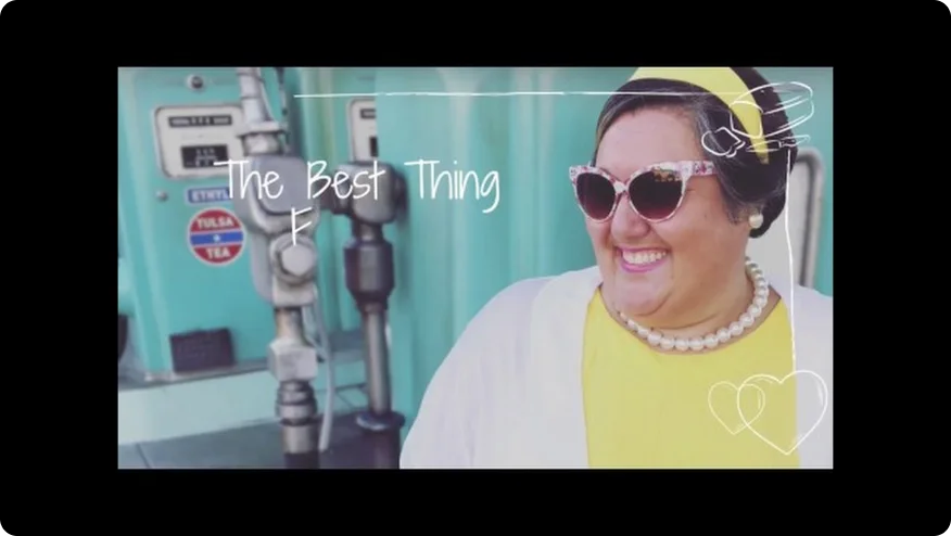 güneş gözlüğü takan bir kişi