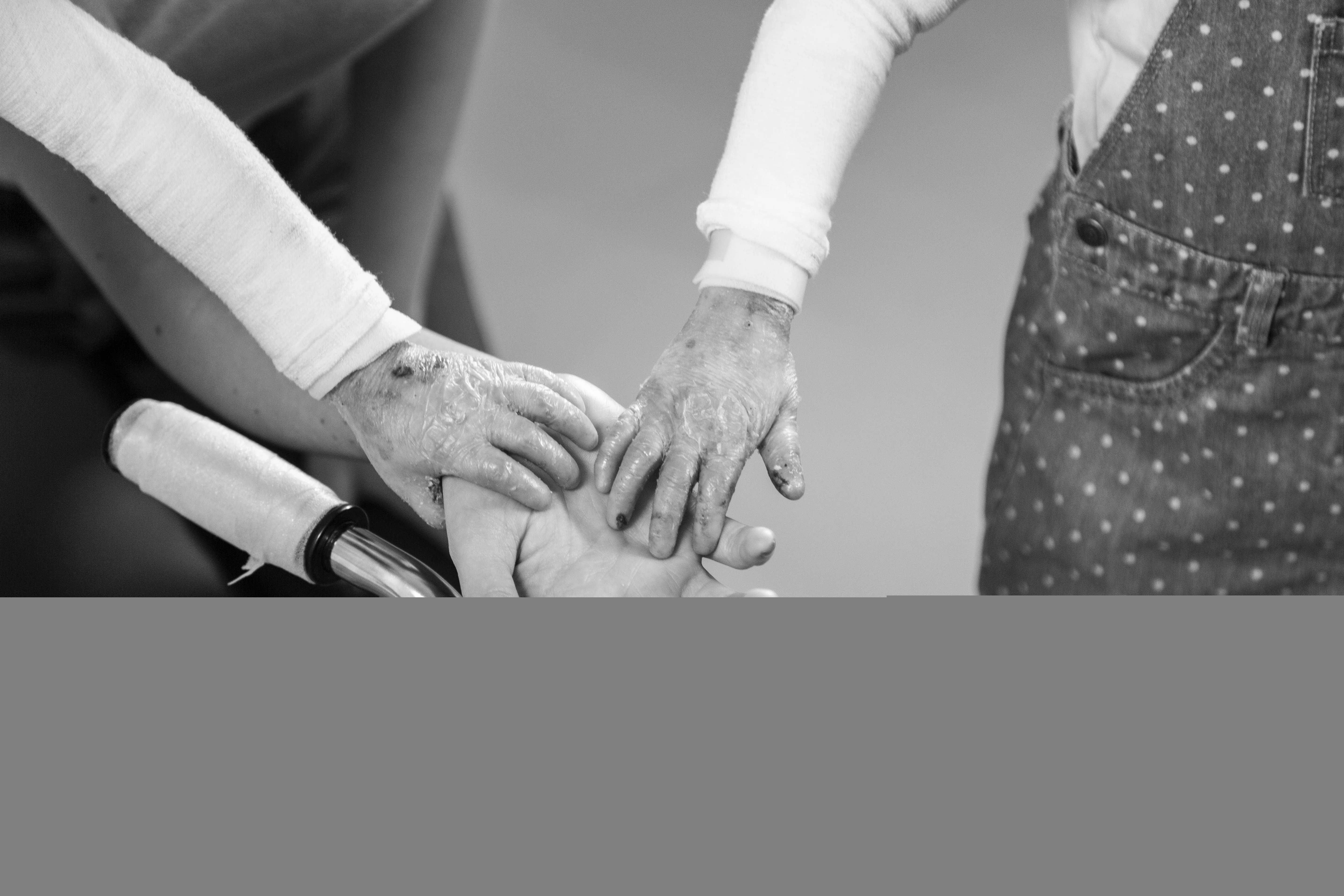 Primer plano de personas dándose la mano