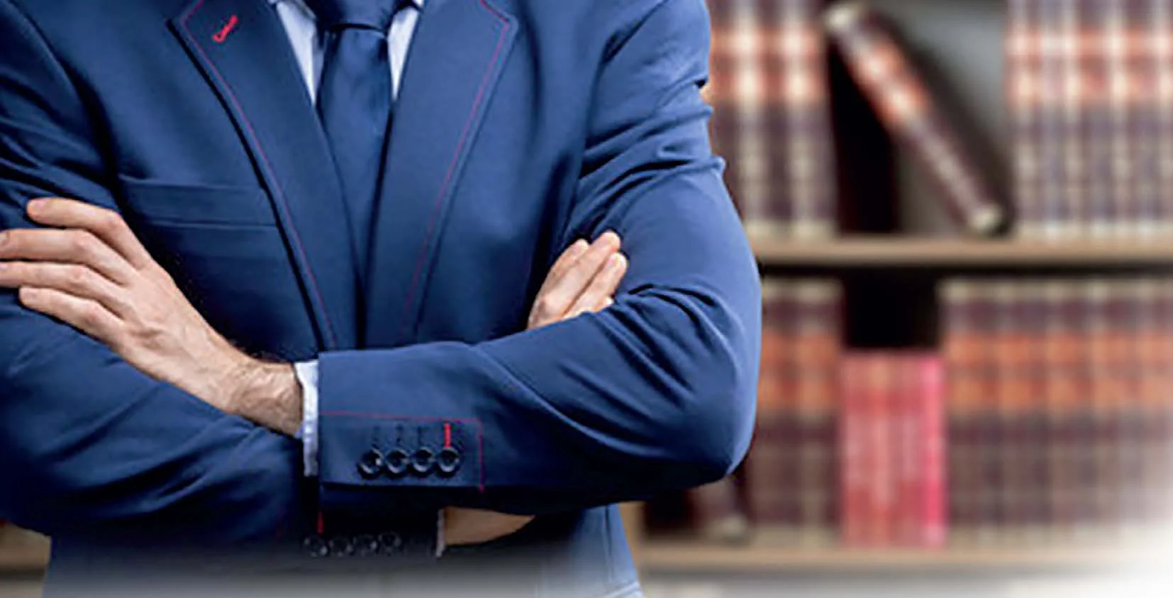 スーツを着て腕を組んだ男性