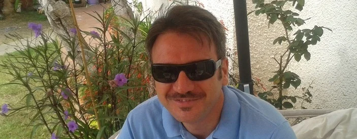 サングラスをかけた男性