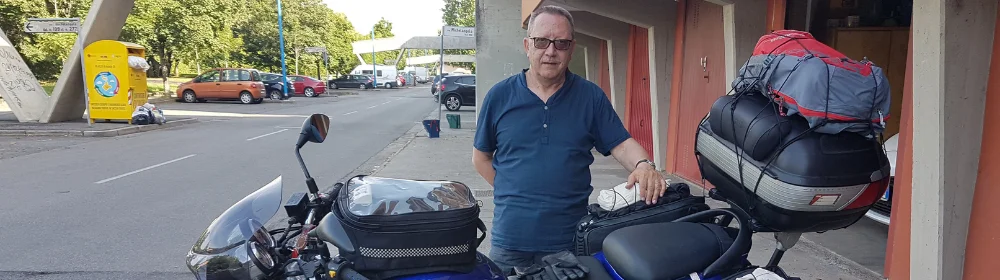 荷物を2つ持っている男