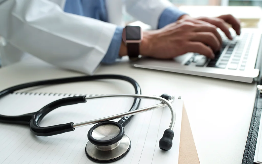 osoba pisząca na laptopie