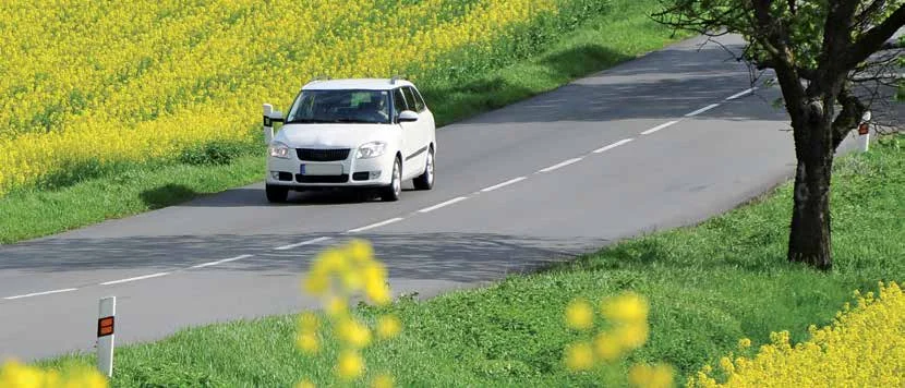 Un'auto bianca su una strada
