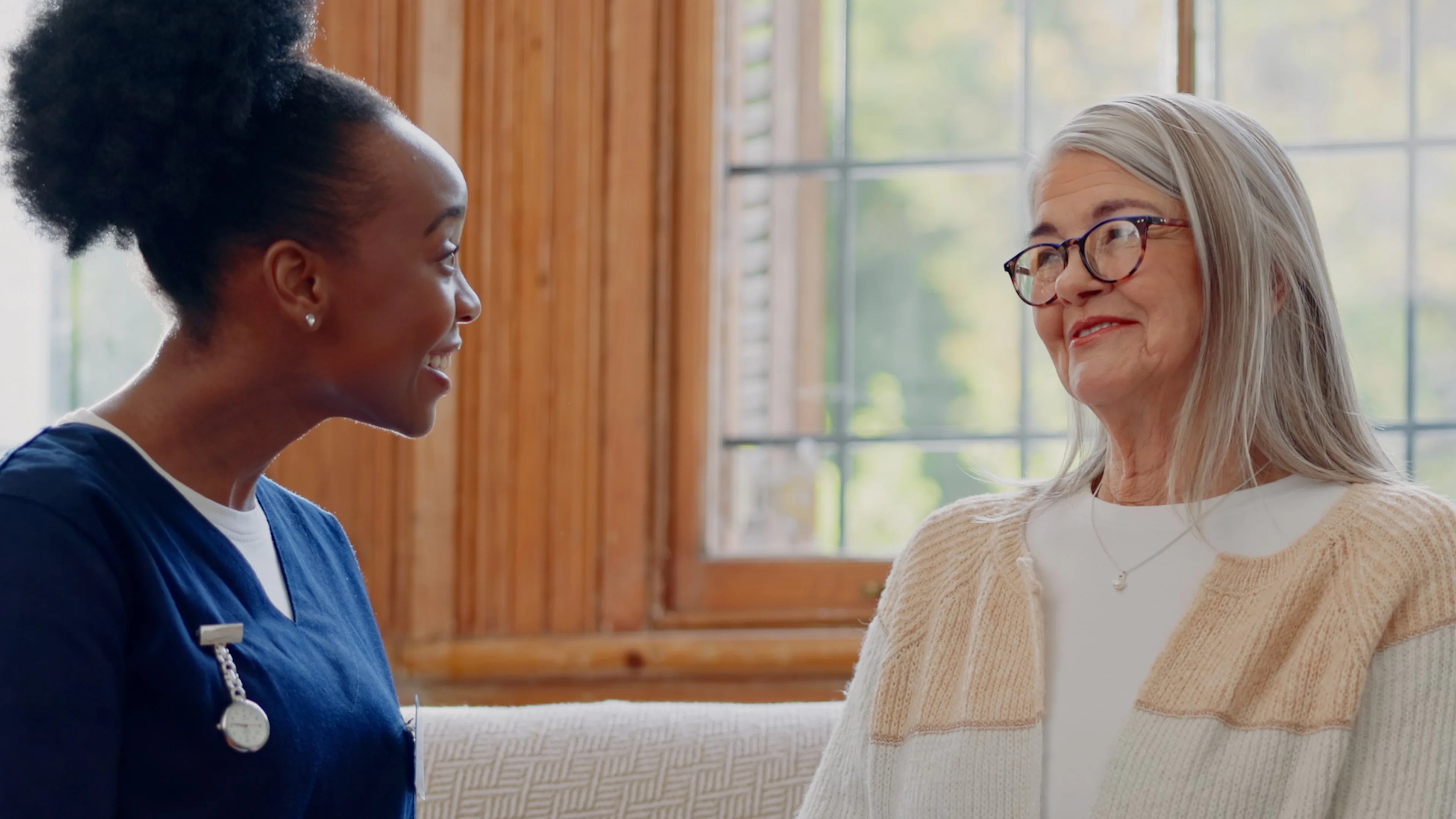 Een vrouw en een man die elkaar bekijken