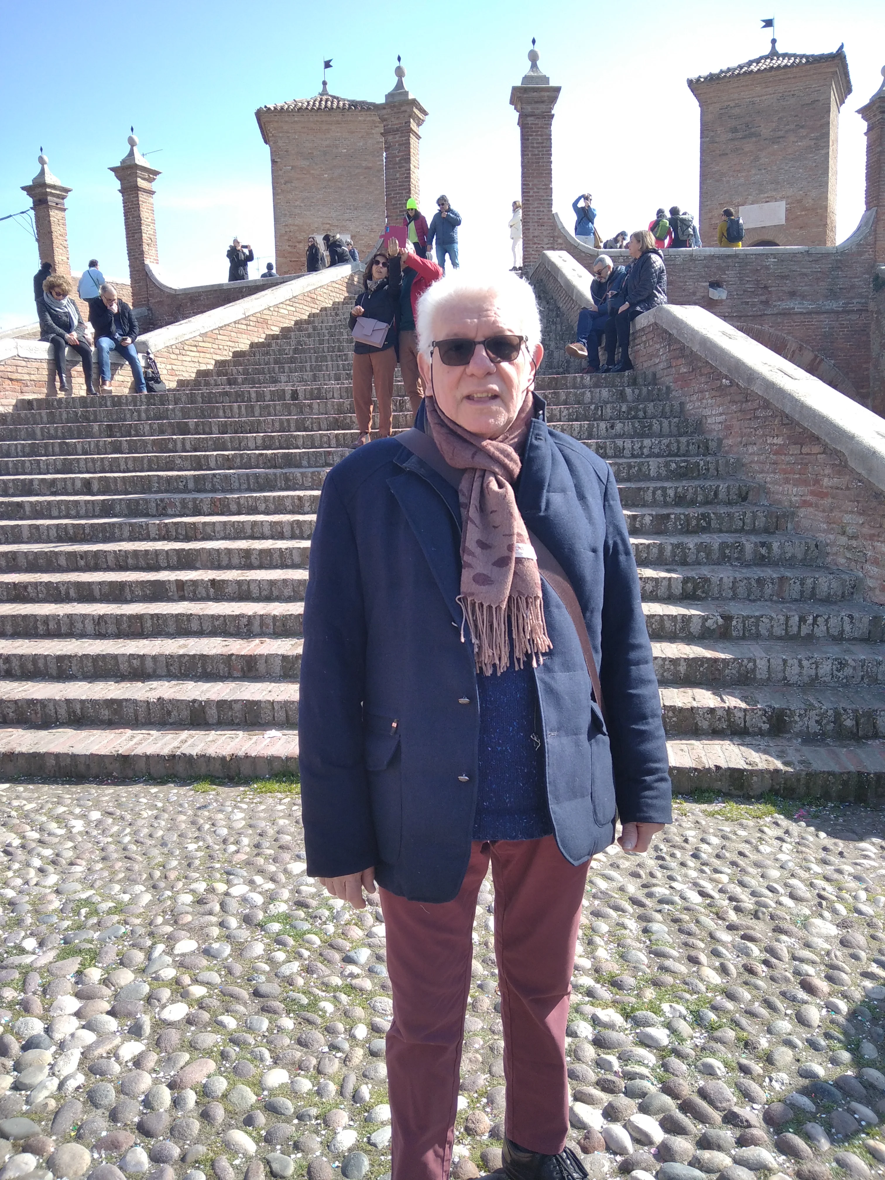 階段に立つ男性