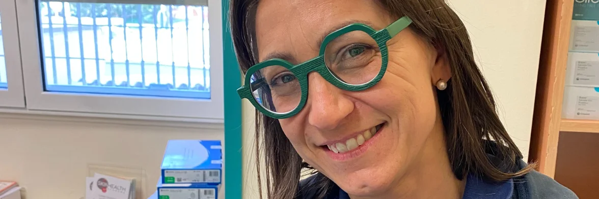 眼鏡をかけた女性