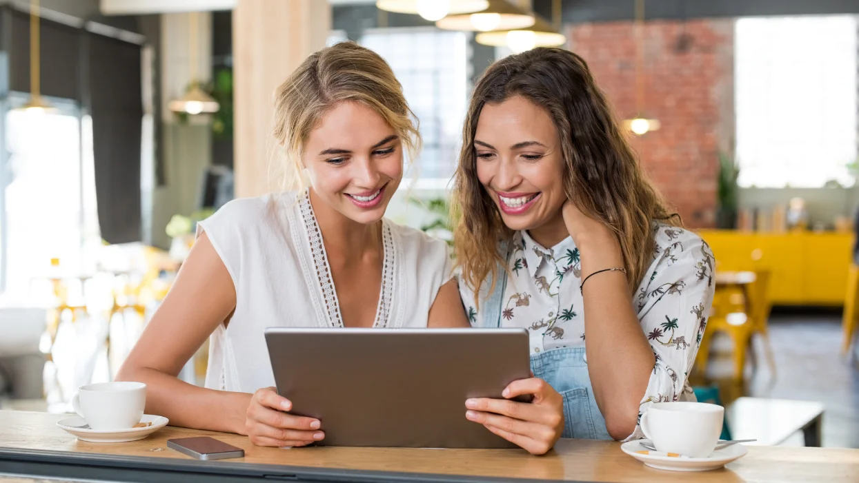dvě ženy čtou tablet