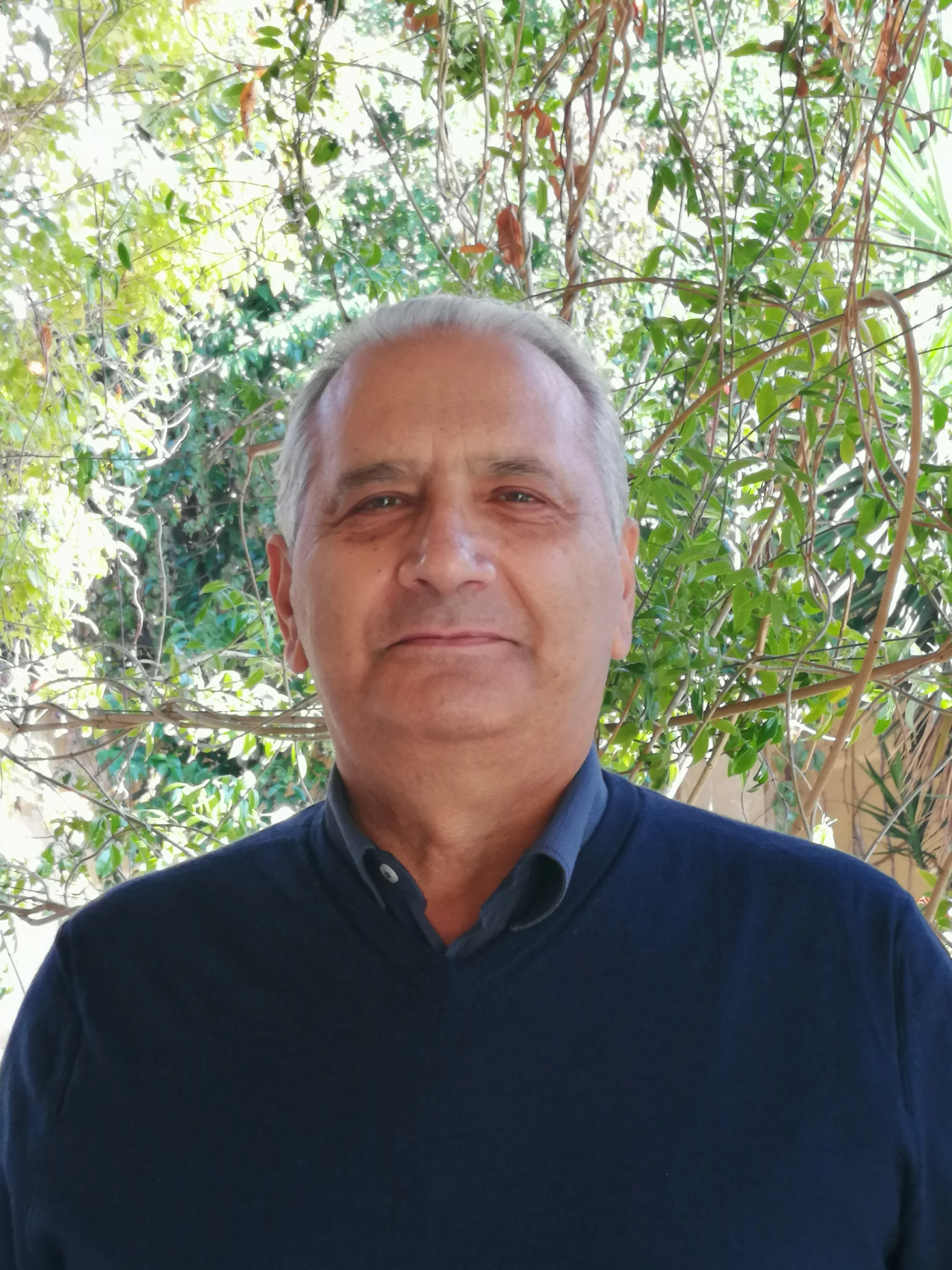 木の前に立つ男