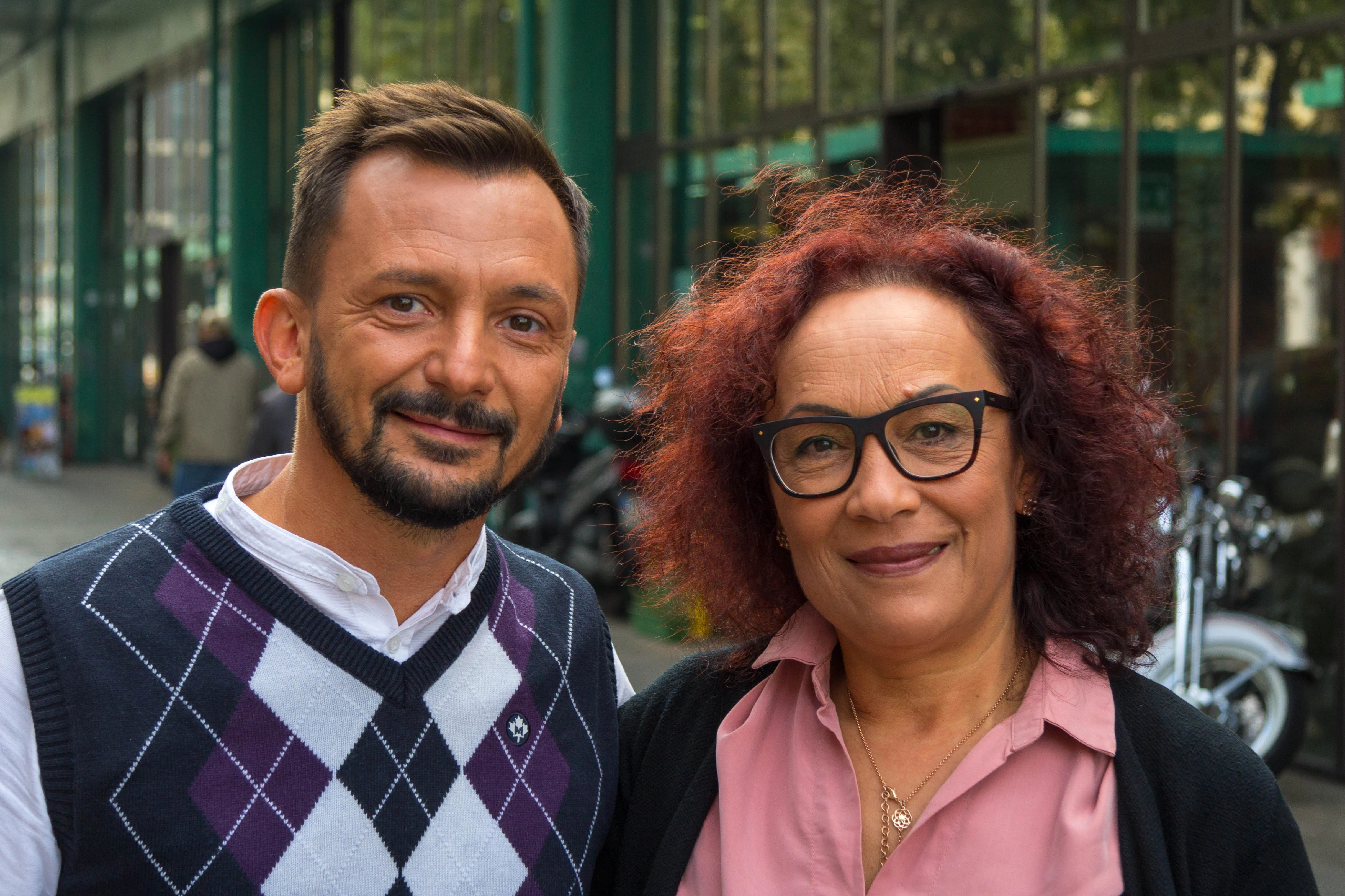 Un uomo e una donna in posa per una foto