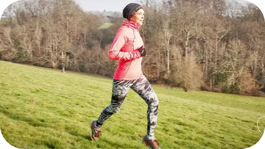 Çimenlik alanda koşan bir adam