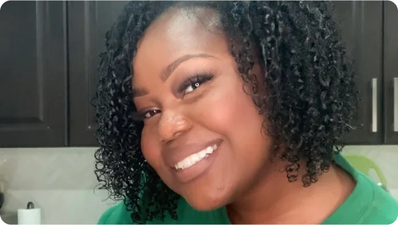 kıvırcık saçlı bir kadın