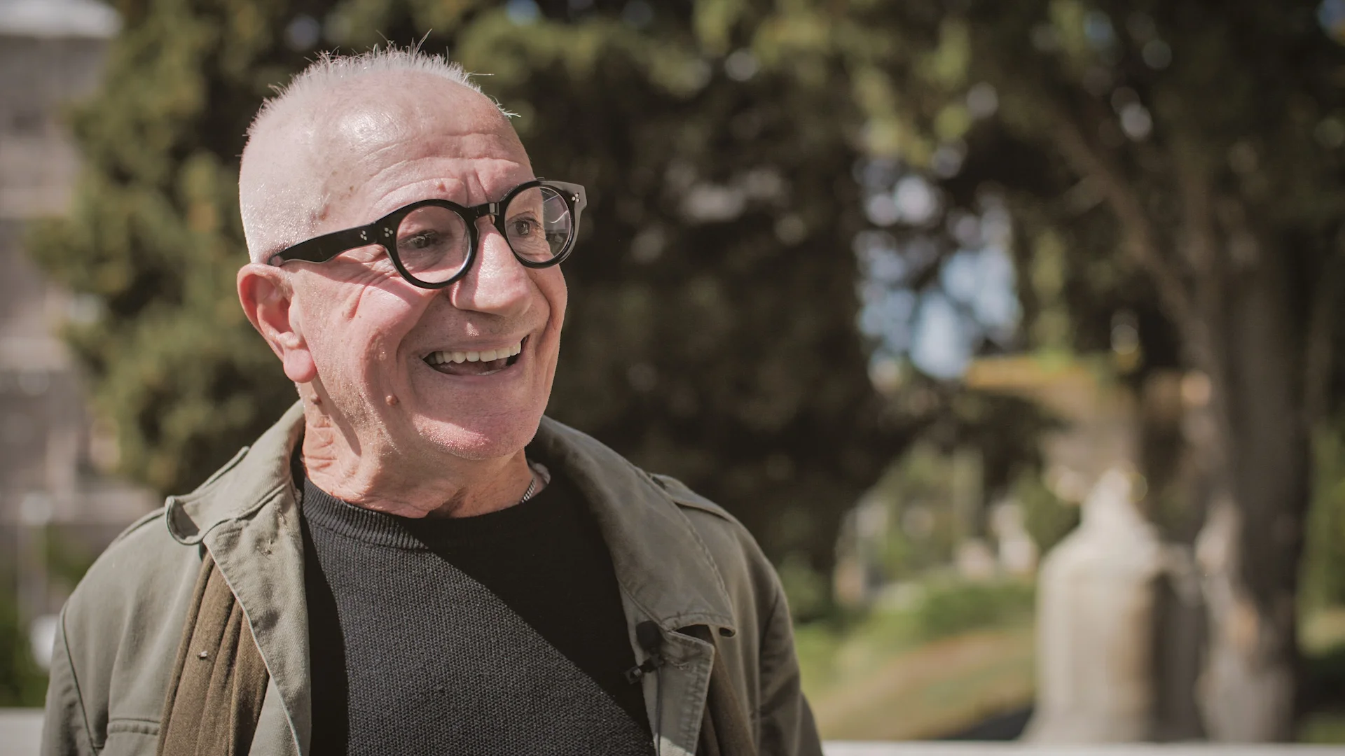 眼鏡をかけた男性