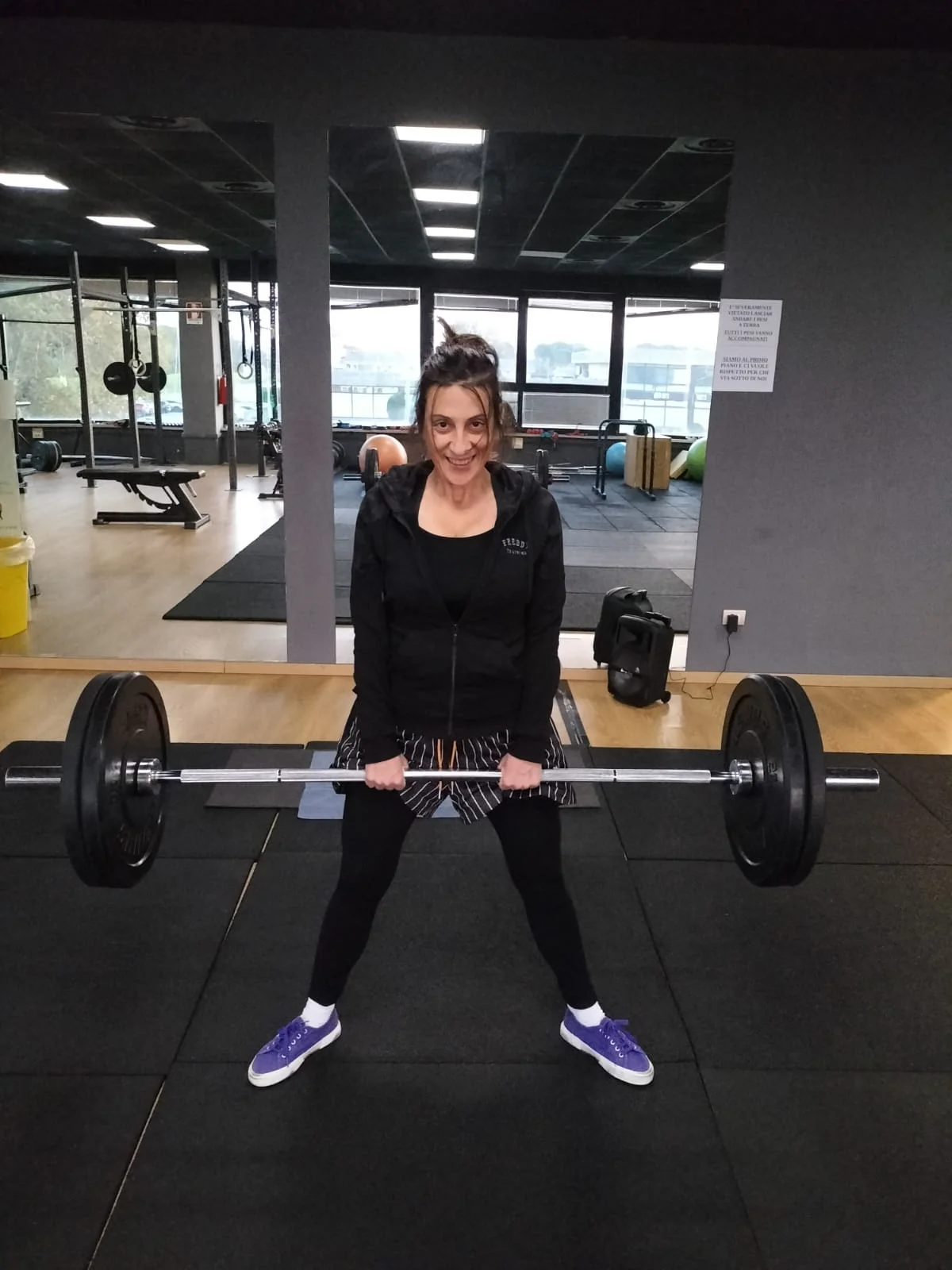 バーの上に立つ女性