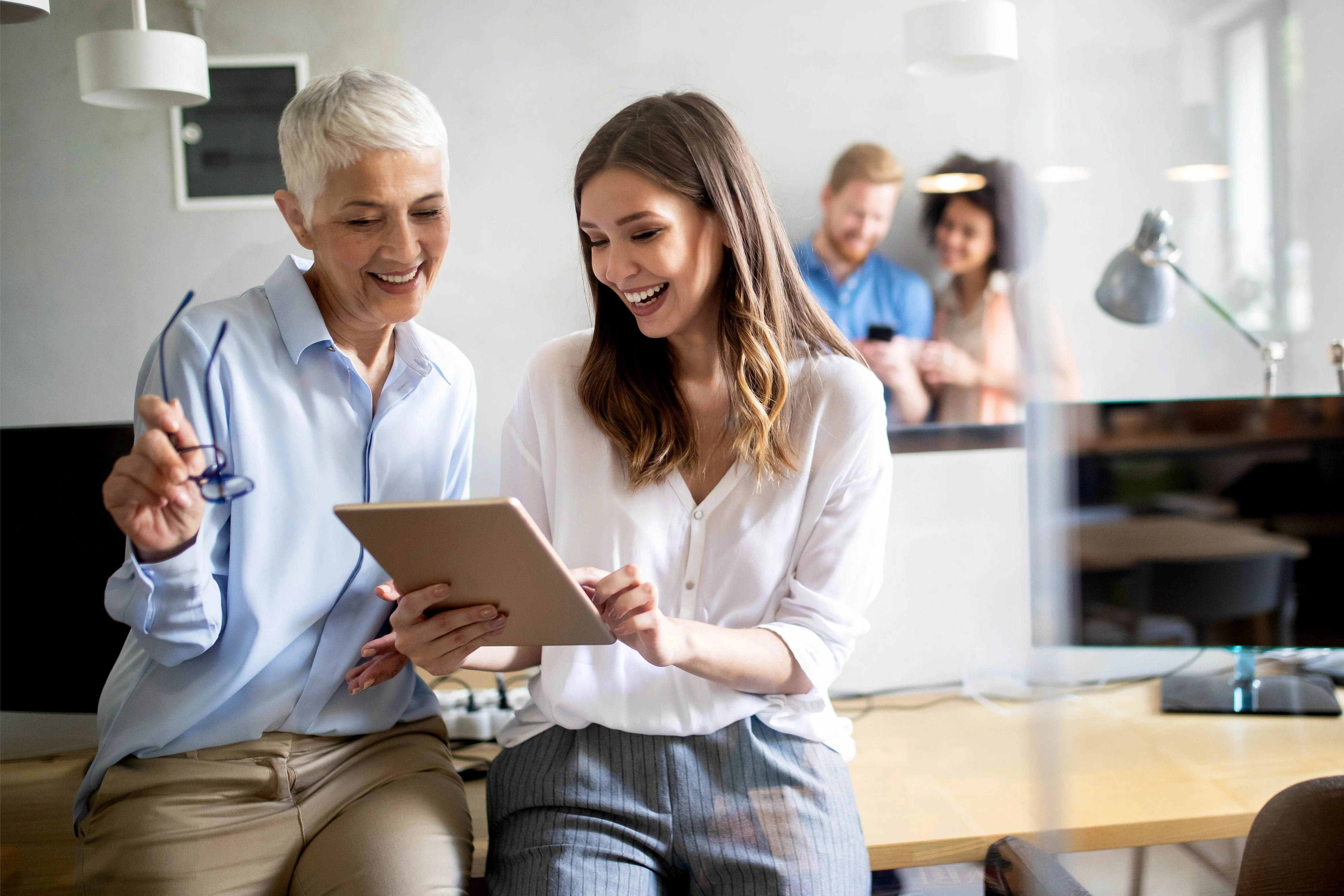 タブレットを見つめる男女