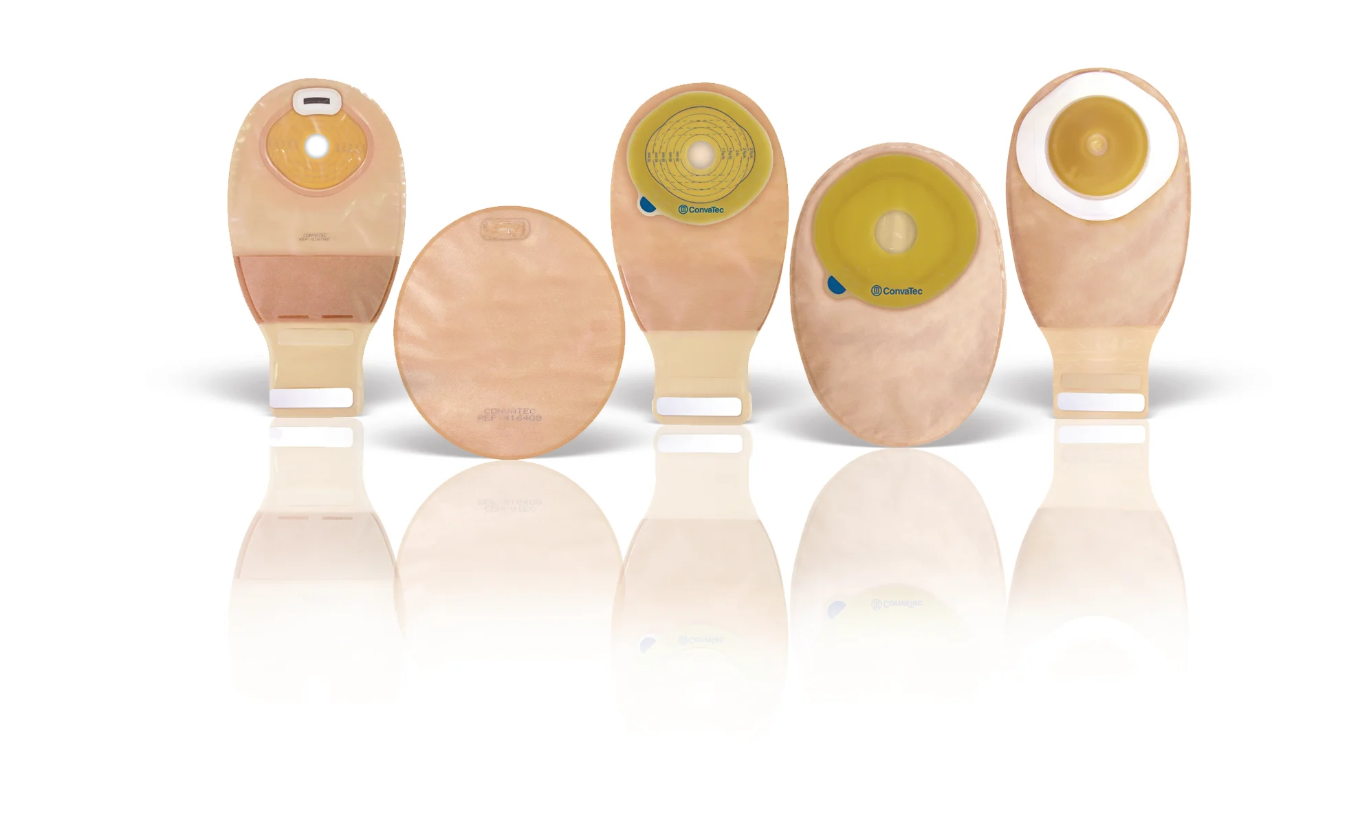 un gruppo di oggetti in oro e argento