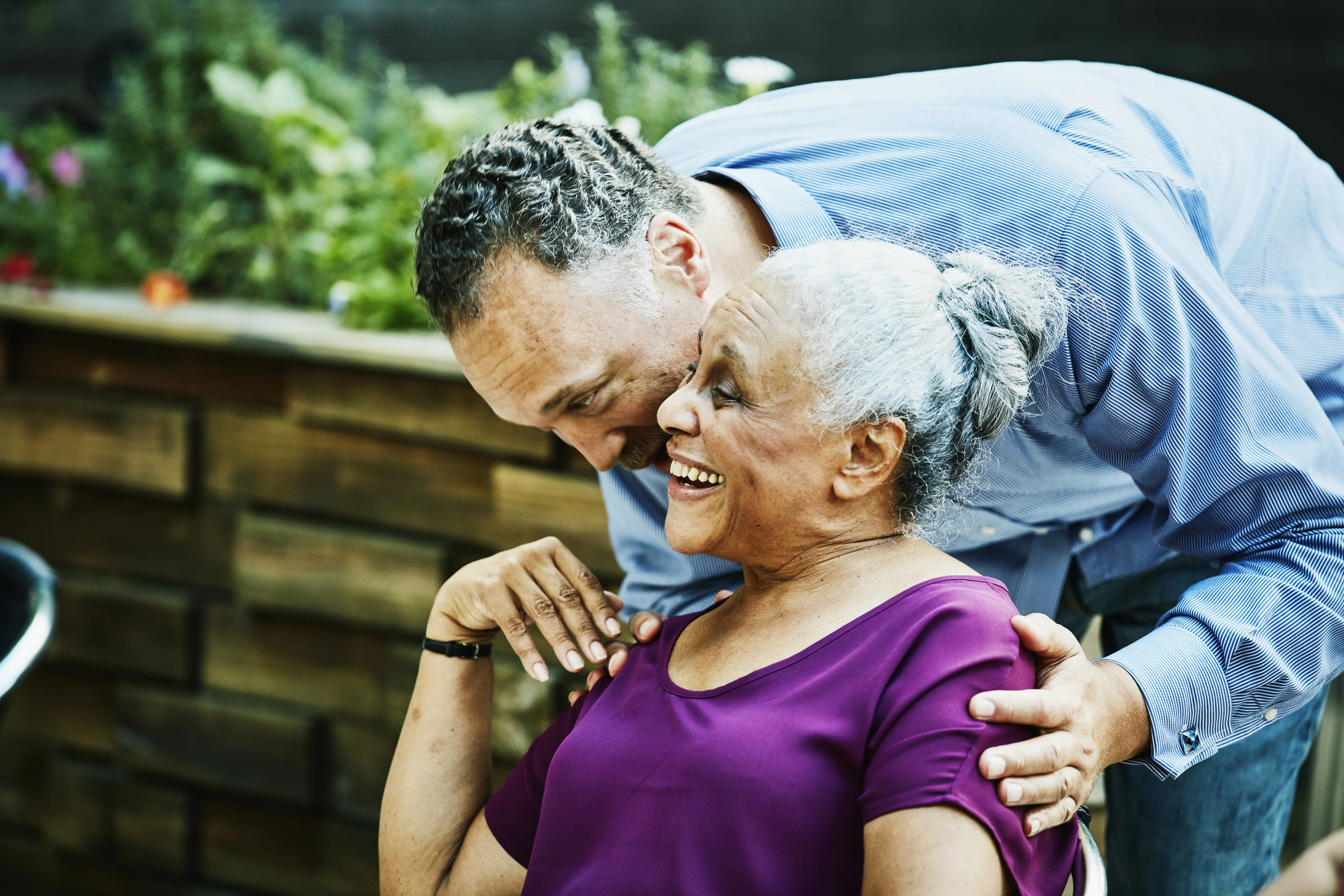 Homme qui étreint une femme
