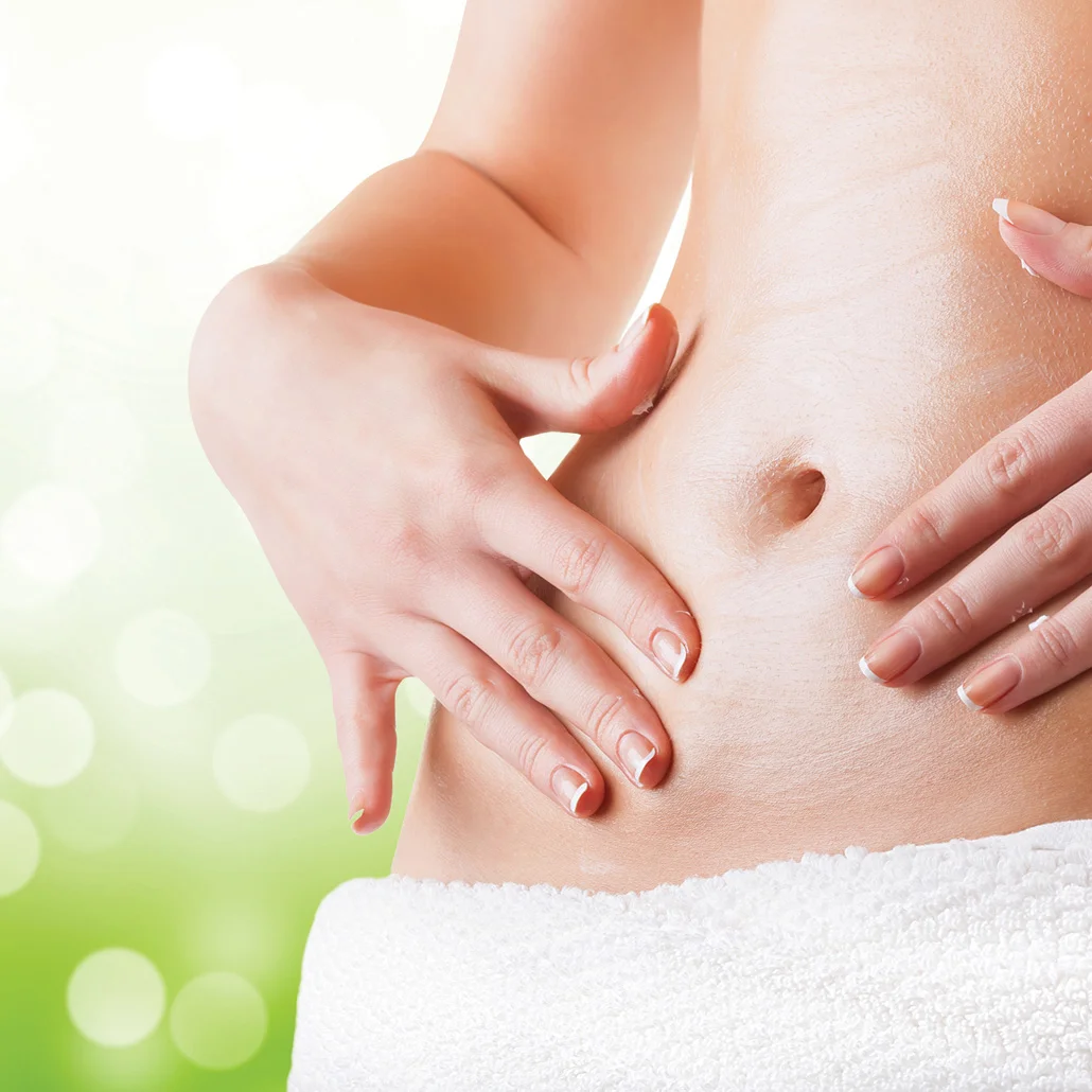 赤ちゃんの足を抱く女性の手